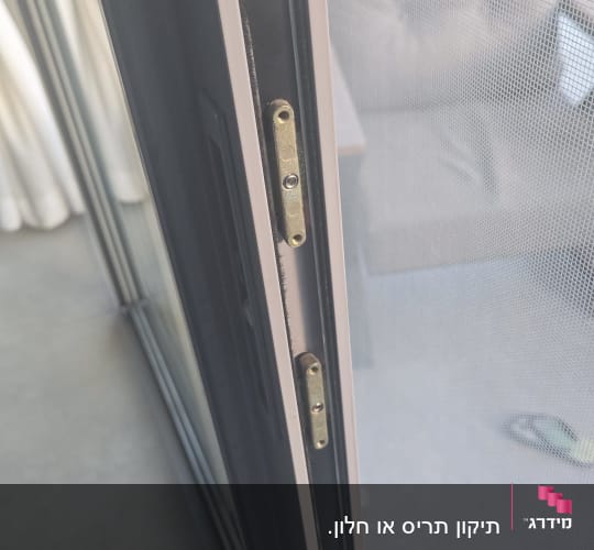 מנגנון נעילה בפרופיל של חלון הזזה עם רשת